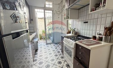 Casa Neoclásica Amplia y Luminosa