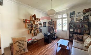 Casa Neoclásica Amplia y Luminosa