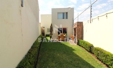 Senda Real: Iluminadisima casa con bello jardin y recamara en planta baja.