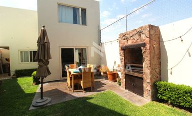 Senda Real: Iluminadisima casa con bello jardin y recamara en planta baja.