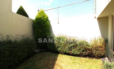 Senda Real: Iluminadisima casa con bello jardin y recamara en planta baja.