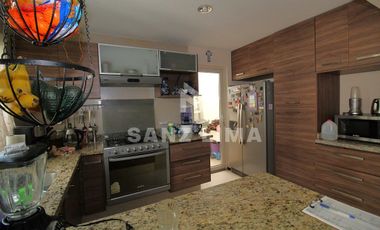 Senda Real: Iluminadisima casa con bello jardin y recamara en planta baja.