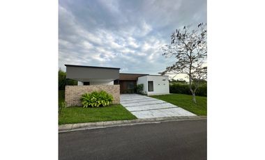 Casa campestre en condominio para la venta en la Via Armenia, Pereira