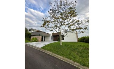 Casa campestre en condominio para la venta en la Via Armenia, Pereira