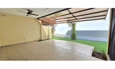 Casa con Paneles Solares en River Valley - Panamá Pacífico