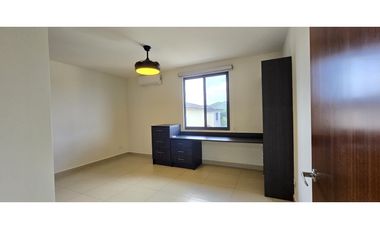 Casa con Paneles Solares en River Valley - Panamá Pacífico