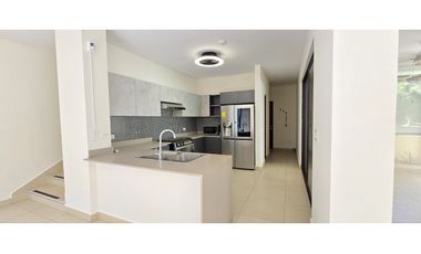 Casa con Paneles Solares en River Valley - Panamá Pacífico