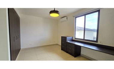 Casa con Paneles Solares en River Valley - Panamá Pacífico