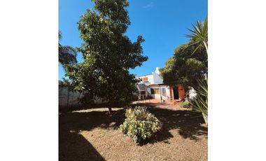 VENTA CASA 2 DORMITORIOS + LOCAL COMERCIAL ZONA AV DE LAS AMERICAS