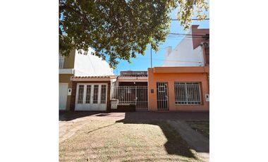 VENTA CASA 2 DORMITORIOS + LOCAL COMERCIAL ZONA AV DE LAS AMERICAS