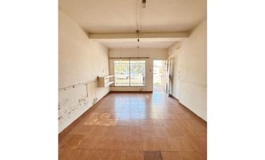 VENTA CASA 2 DORMITORIOS + LOCAL COMERCIAL ZONA AV DE LAS AMERICAS