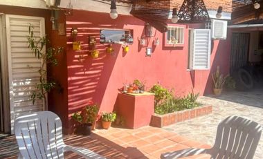 Casa en venta c/ cochera en Choya