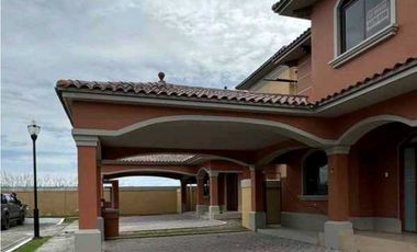 VENTA DE CASA DE 2 PISOS EN COSTA SUR EL DORAL