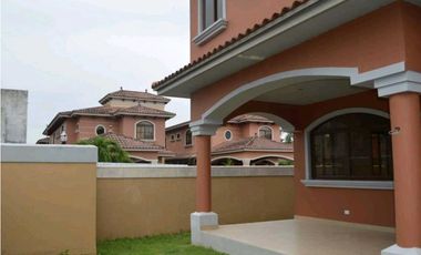 VENTA DE CASA DE 2 PISOS EN COSTA SUR EL DORAL