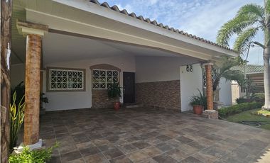 Se alquila casa en Brisas de los Guayacanes, Chitré