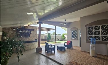 Se alquila casa en Brisas de los Guayacanes, Chitré