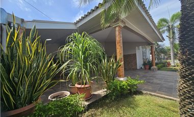 Se alquila casa en Brisas de los Guayacanes, Chitré