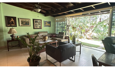 Venta de Amplia Casa en Llanos de Curundu