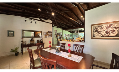 Venta de Amplia Casa en Llanos de Curundu