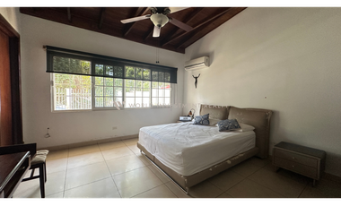 Venta de Amplia Casa en Llanos de Curundu