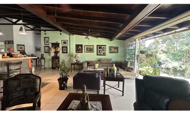 Venta de Amplia Casa en Llanos de Curundu