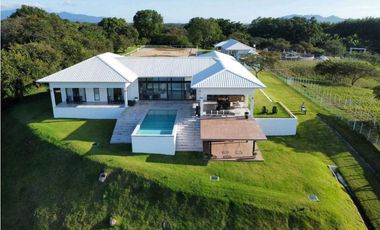 Hermosa Finca Ecuestre de 3.6 Hectáreas en San Carlos