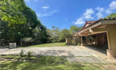 VENDO CASA EN URB. LAS CUMBRES, NATURALEZA PRIVILEGIADA