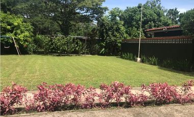 VENDO CASA EN URB. LAS CUMBRES, NATURALEZA PRIVILEGIADA