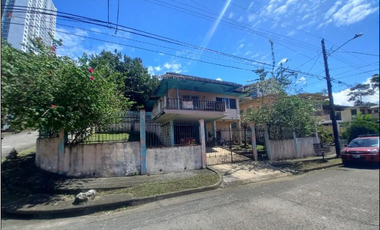 VENDO CASA EN ESQUINA URB. ALTO DE MIRAFLORES