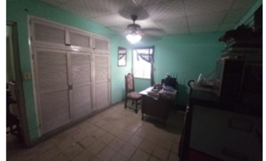 VENDO CASA EN ESQUINA URB. ALTO DE MIRAFLORES
