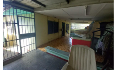 VENDO CASA EN ESQUINA URB. ALTO DE MIRAFLORES