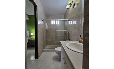 Alquiler/Venta de Casa con piscina en Villas del golf, Chitré Herrera