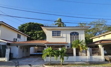 Alquiler/Venta de Casa con piscina en Villas del golf, Chitré Herrera