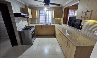 Alquiler/Venta de Casa con piscina en Villas del golf, Chitré Herrera