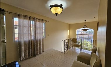 Alquiler/Venta de Casa con piscina en Villas del golf, Chitré Herrera