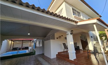 Alquiler/Venta de Casa con piscina en Villas del golf, Chitré Herrera