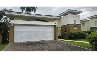EN ALQUILER EXCLUSIVA VILLA AMUEBLADA EN TUCAN COUNTRY CLUB