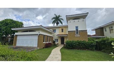 EN ALQUILER EXCLUSIVA VILLA AMUEBLADA EN TUCAN COUNTRY CLUB