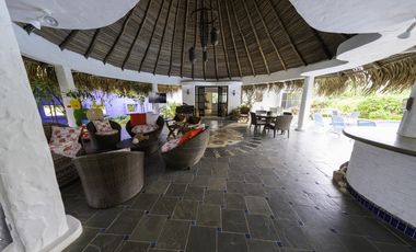 VENDO CASA EN PUNTA BARCO, SAN CARLOS, 6019M2 DE TERRENO, 7 RECAMARAS.