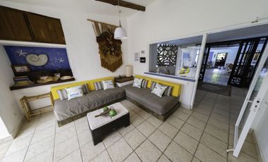 VENDO CASA EN PUNTA BARCO, SAN CARLOS, 6019M2 DE TERRENO, 7 RECAMARAS.