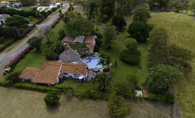 VENDO CASA EN PUNTA BARCO, SAN CARLOS, 6019M2 DE TERRENO, 7 RECAMARAS.