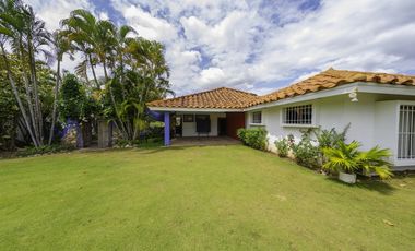 VENDO CASA EN PUNTA BARCO, SAN CARLOS, 6019M2 DE TERRENO, 7 RECAMARAS.