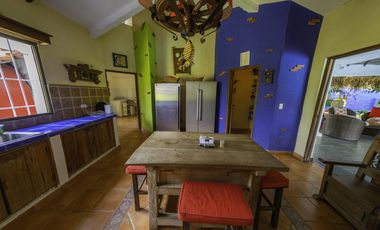 VENDO CASA EN PUNTA BARCO, SAN CARLOS, 6019M2 DE TERRENO, 7 RECAMARAS.