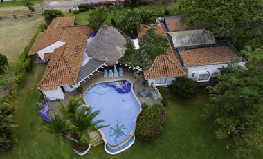 VENDO CASA EN PUNTA BARCO, SAN CARLOS, 6019M2 DE TERRENO, 7 RECAMARAS.