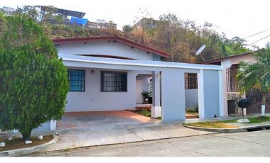 Se Vende Casa en Urbanización Brisas del Golf.