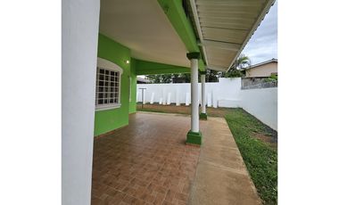 Alquiler de casa amoblada en Brisas de Guayacanes, Chitré