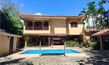Casa ubicada en la Urbanización Club de Golf de Coronado BK
