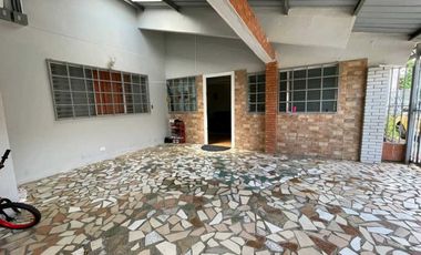 VENDO CASA CON APTO DE ALQUILER IDEAL PARA INVERSION TODOS OCUPADOS.