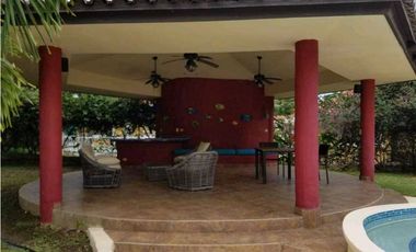 VENDO HERMOSA CASA CON PISCINA EN CLUB DE GOLF CORONADO NEGOCIABLE