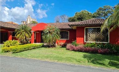 VENDO HERMOSA CASA CON PISCINA EN CLUB DE GOLF CORONADO NEGOCIABLE